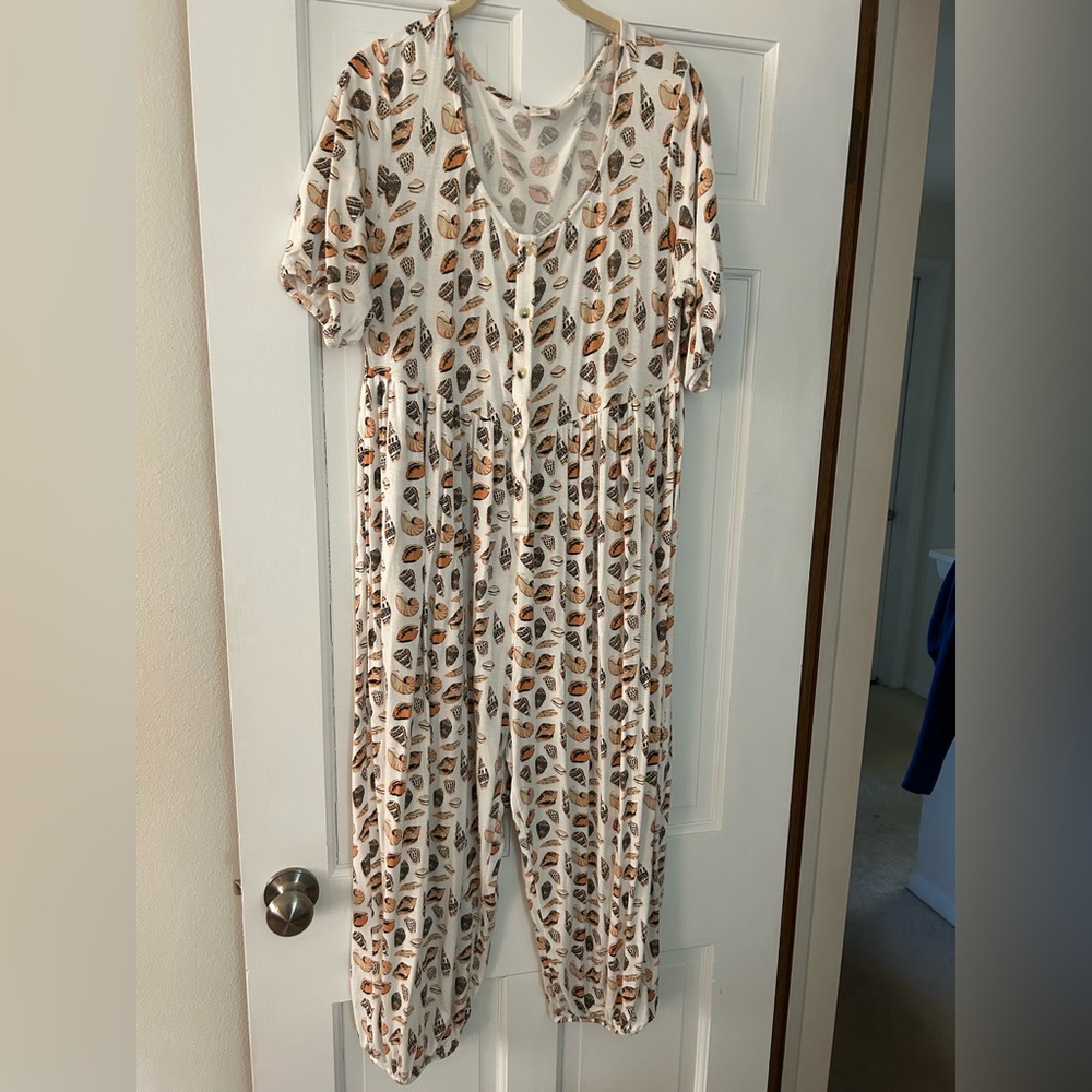 Kate Quinn women’s seashell romper. Bamboo, size XL. Pre owned.